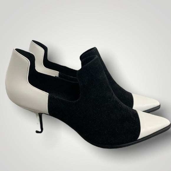 Pelle Moda Shoes - NWOT Pelle Moda Black & White Shootie